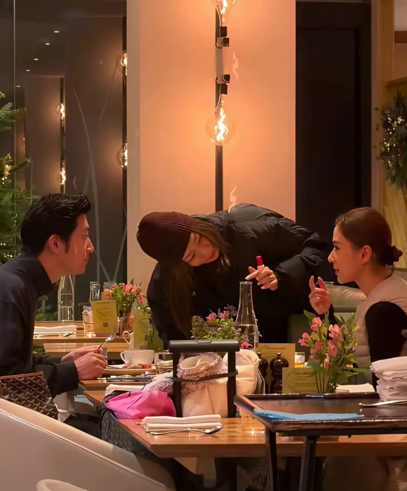 看了何超莲和窦骁在国外餐厅的照片，突然懂了什么叫“生活分层”。照片里她俩坐