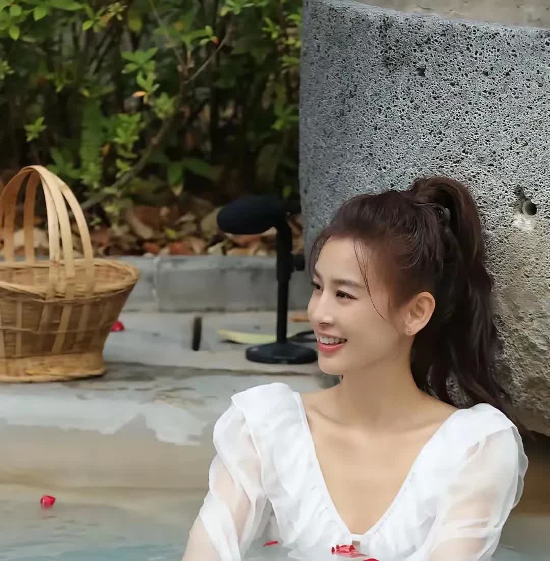 黄圣依要颜值有颜值，要才华有才华。但在她老公眼里，一文不值的笨蛋。现在离