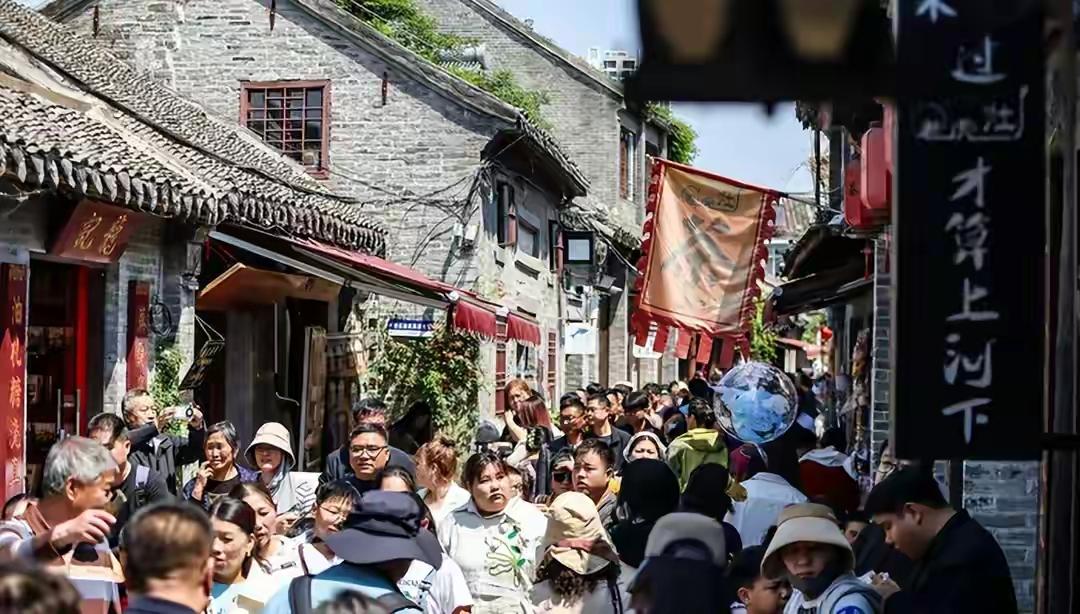 五一前，文旅部终于动手了。点名了少林寺、武当山、丽江、壶口瀑布、稻城亚丁。摆