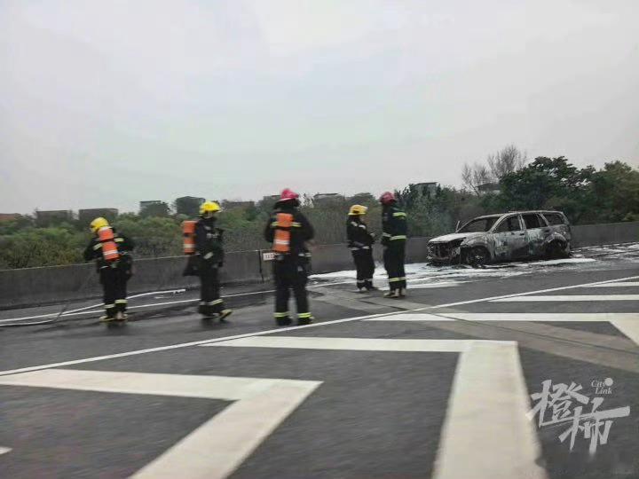 理想汽车回应车主高速救人特斯拉起火理想大哥救下女司机理想汽车回应车主高速救人昨