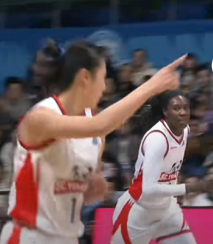 北京女篮和四川女篮不是一个级别的球队。外援不如四川女篮，国内球员也是没法比，四