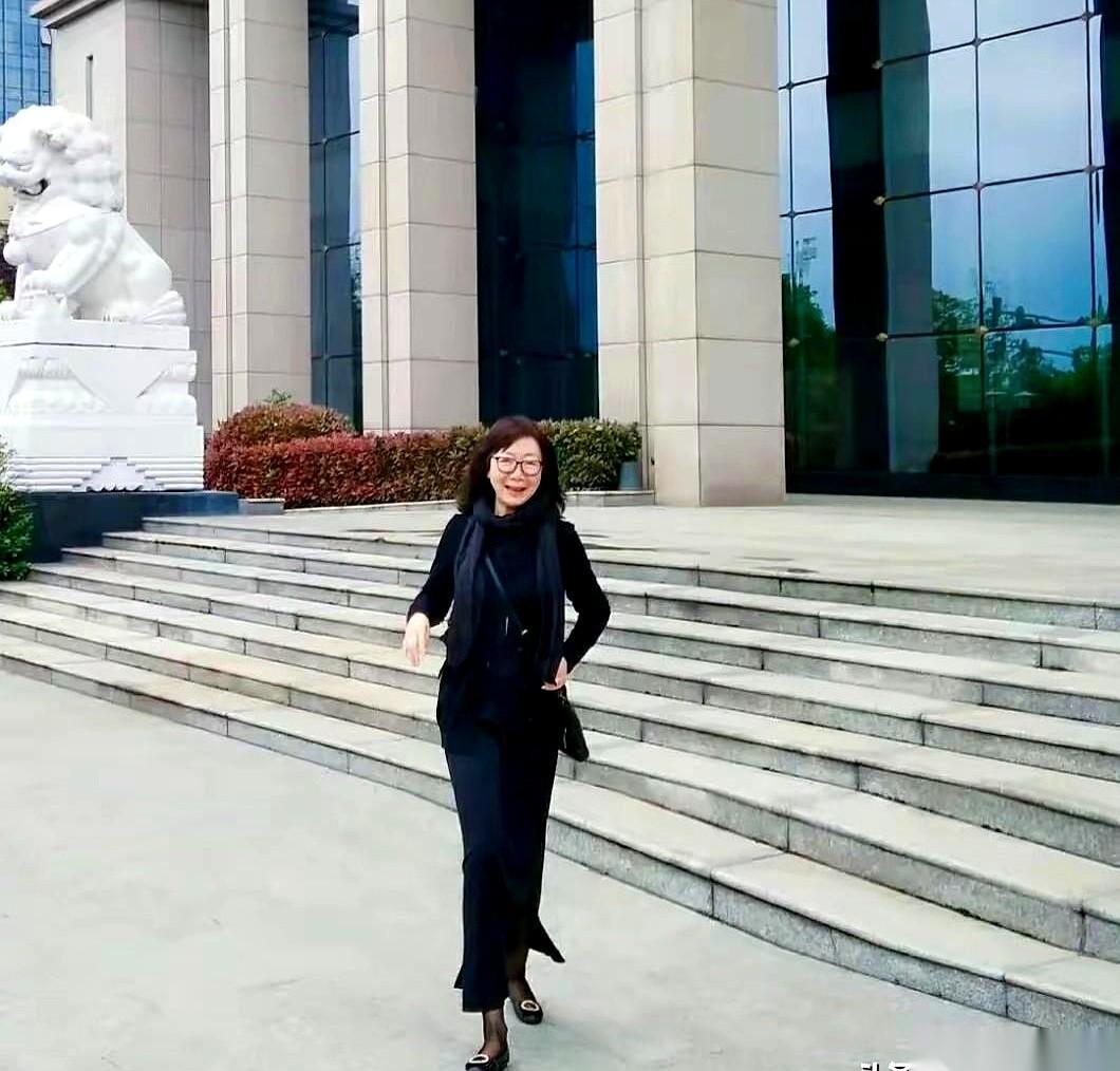 脚趾头突然麻了。真的，就跟那块肉不是自己的一样。心里“咯噔”一下，完了，该来