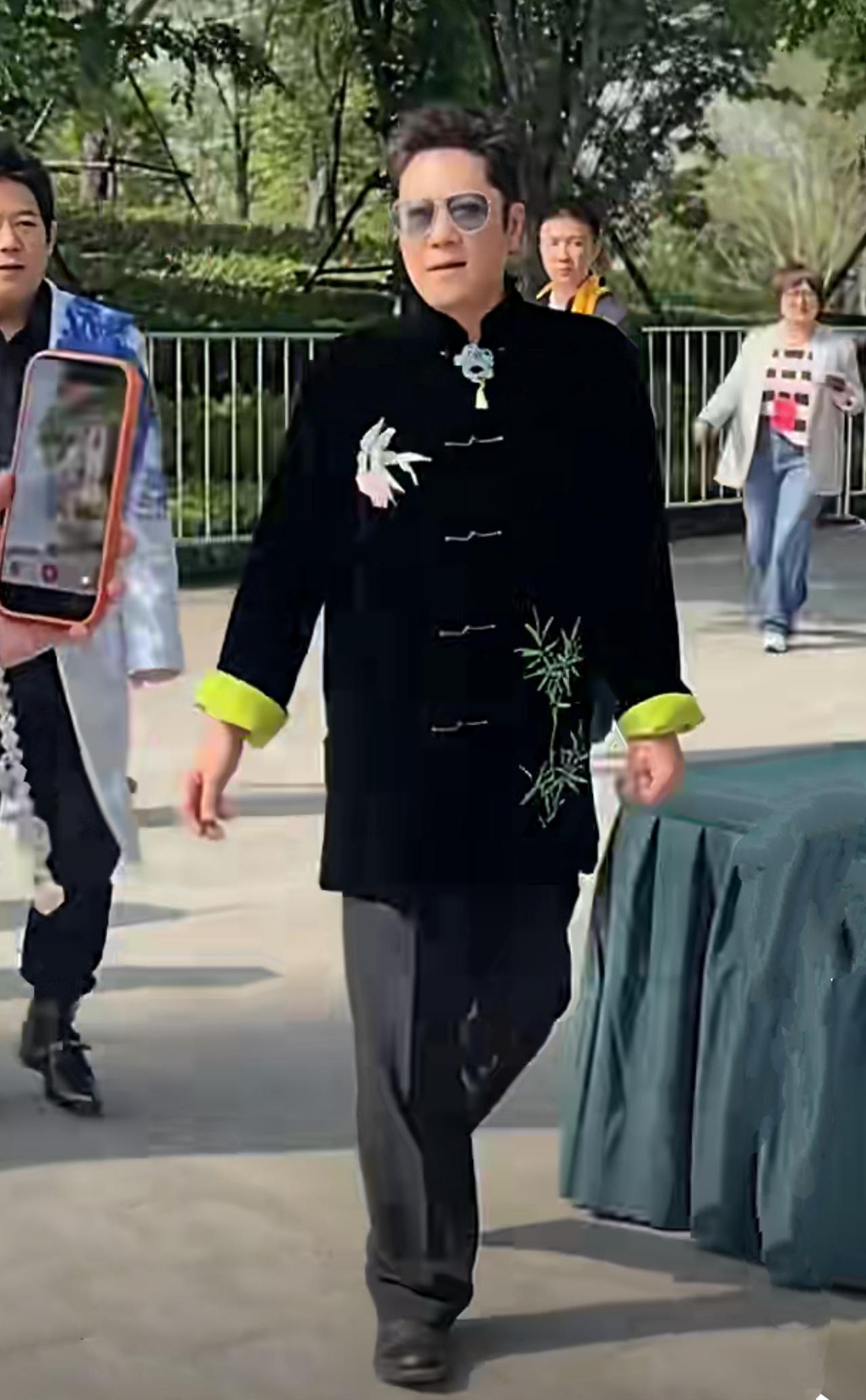 著名歌星蔡国庆穿上这件黑色灯绒芯中式马褂像个菜市场大妈一样，真的佩服他的衣品。本