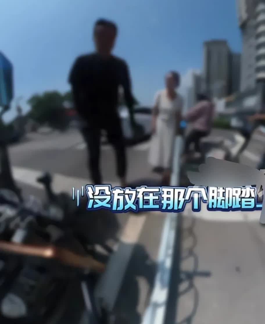 天津，男子骑摩托车停路口等红绿灯，被后方SUV来回压脚3次，司机称：“你脚干嘛不