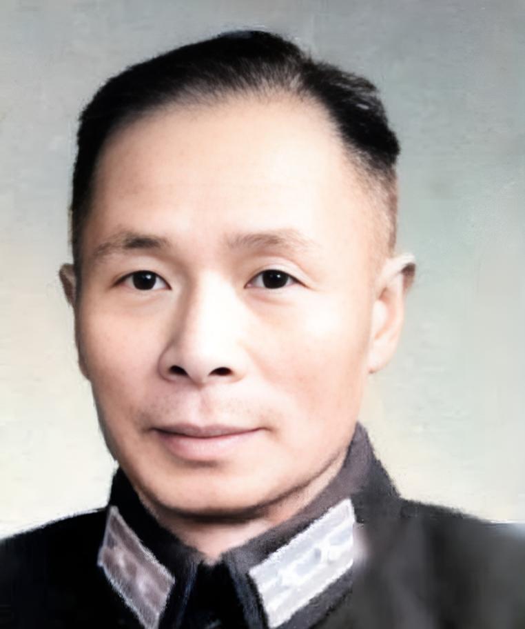 此军人是国军74师的参谋长。在孟良崮战役中，他与师长张灵甫并肩作战曾与解放军激战