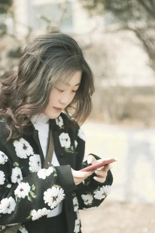 “笑不活了！”辽宁这女子查老公手机的招儿，真是绝了。本想查老公手机，老公不给，她