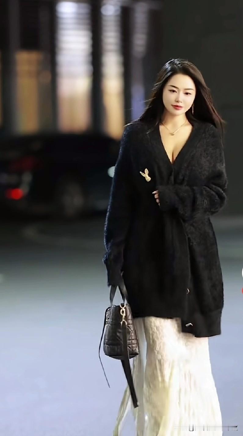 都市夜色中的时尚穿搭，优雅与自信并存。分享街头的时尚之美如何成为一个时尚的女孩