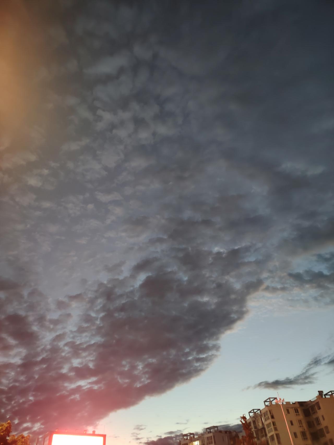 人性的丑陋之处就在于，明明自己揣着私心，却要求别人大度！比如，手上有两颗糖，