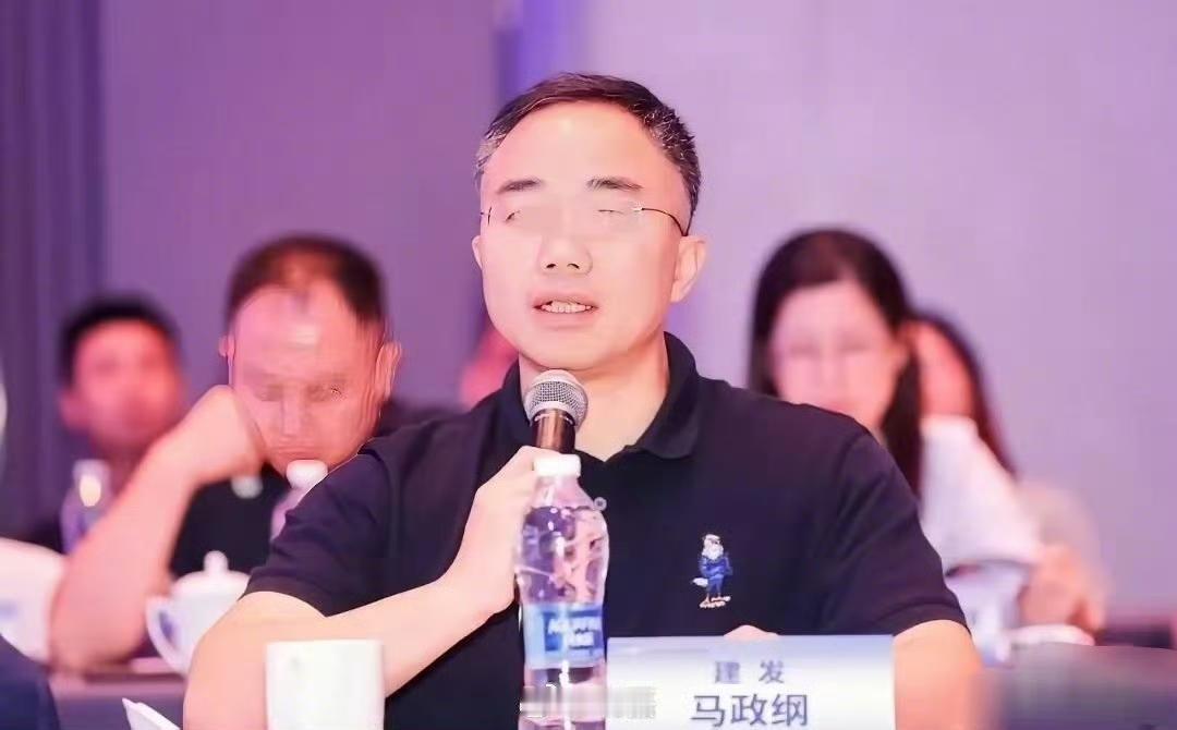 杭州这场轰动全网的地产酒局，多数人只盯着两名施暴的核心人员。但扒透整件事就能发现