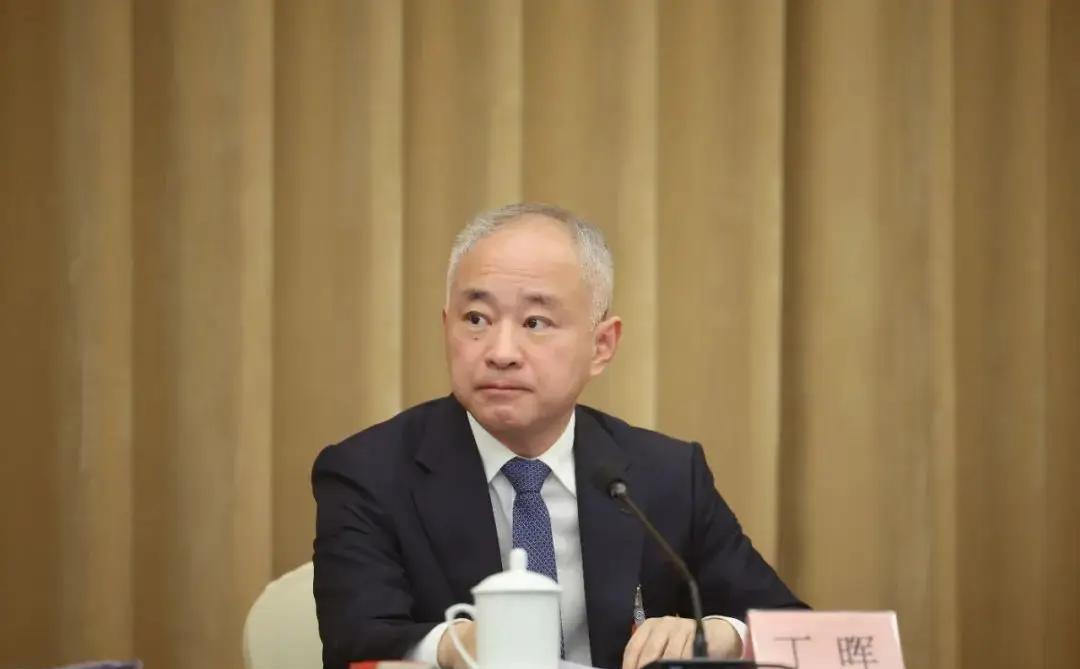 卸任海口市市长两天之后，丁晖新职去向明确，出任海南省委教育工委副书记、省教育厅党