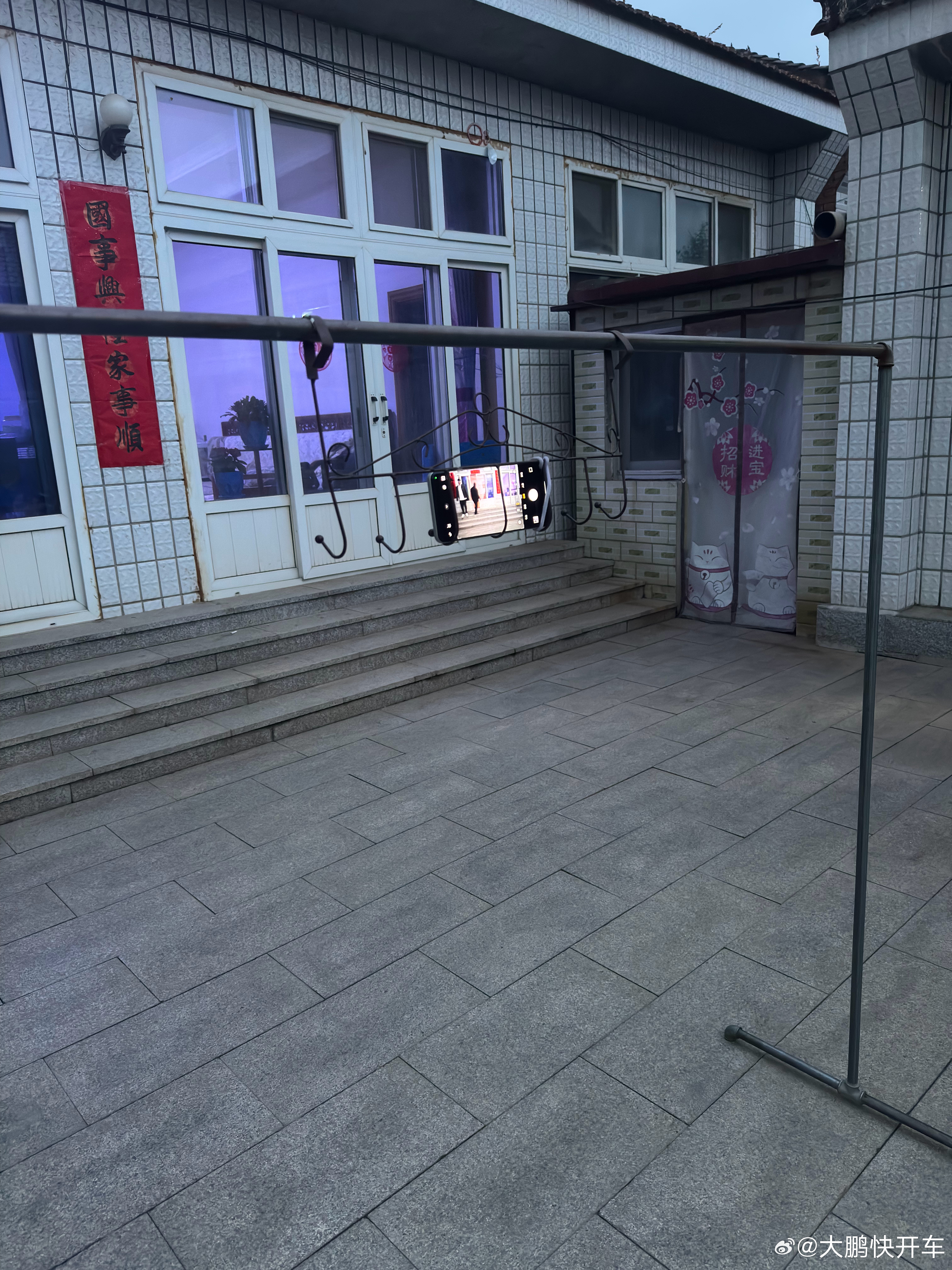 人类的迷惑行为劳动人民的智慧是无限的，没有手机支架咱们就地取材[大笑][大笑]