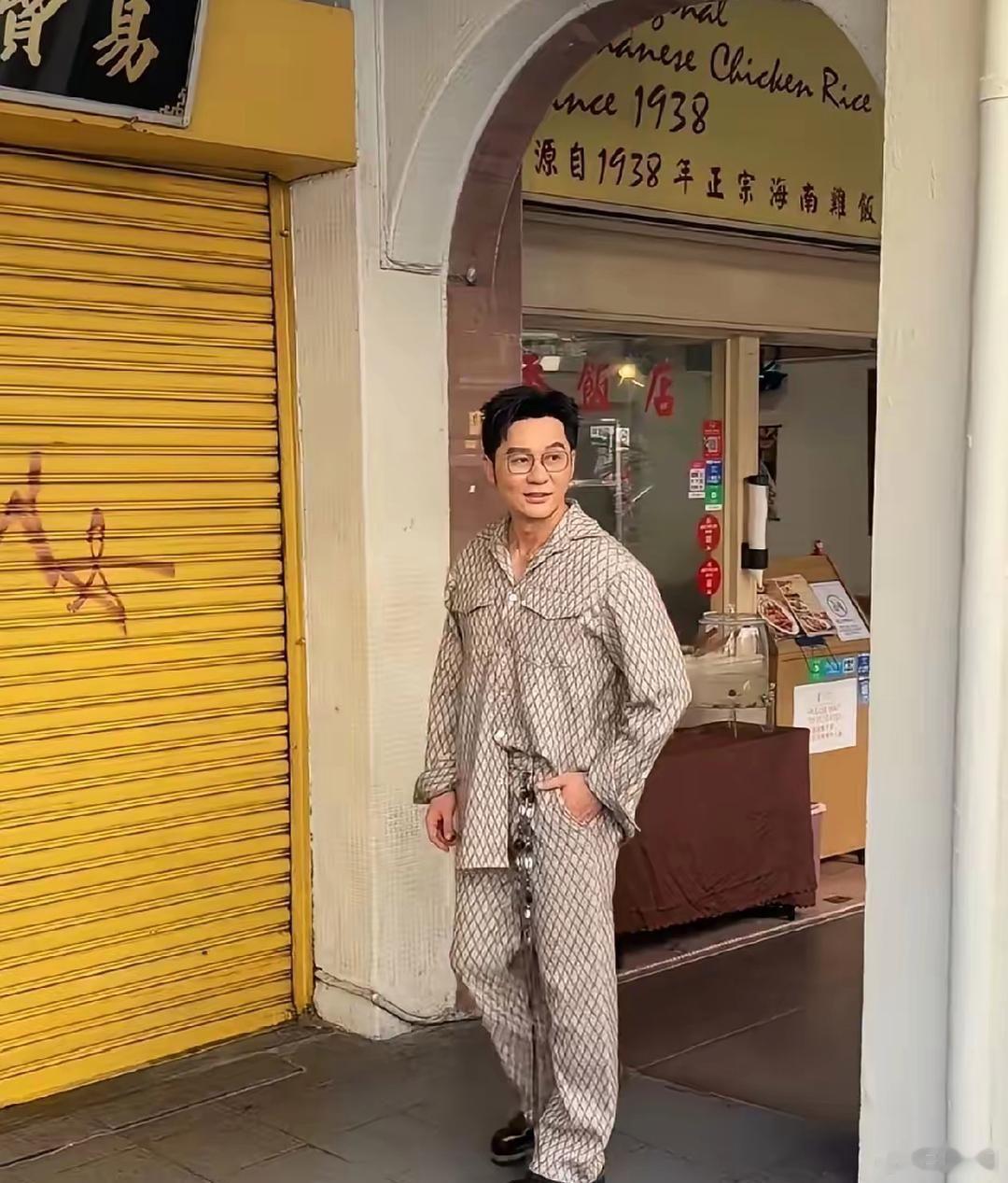 大黑牛李晨是真老了，最近在吉隆坡街拍被偶遇，三十多度的天，他穿着长裤长袖靠在街边