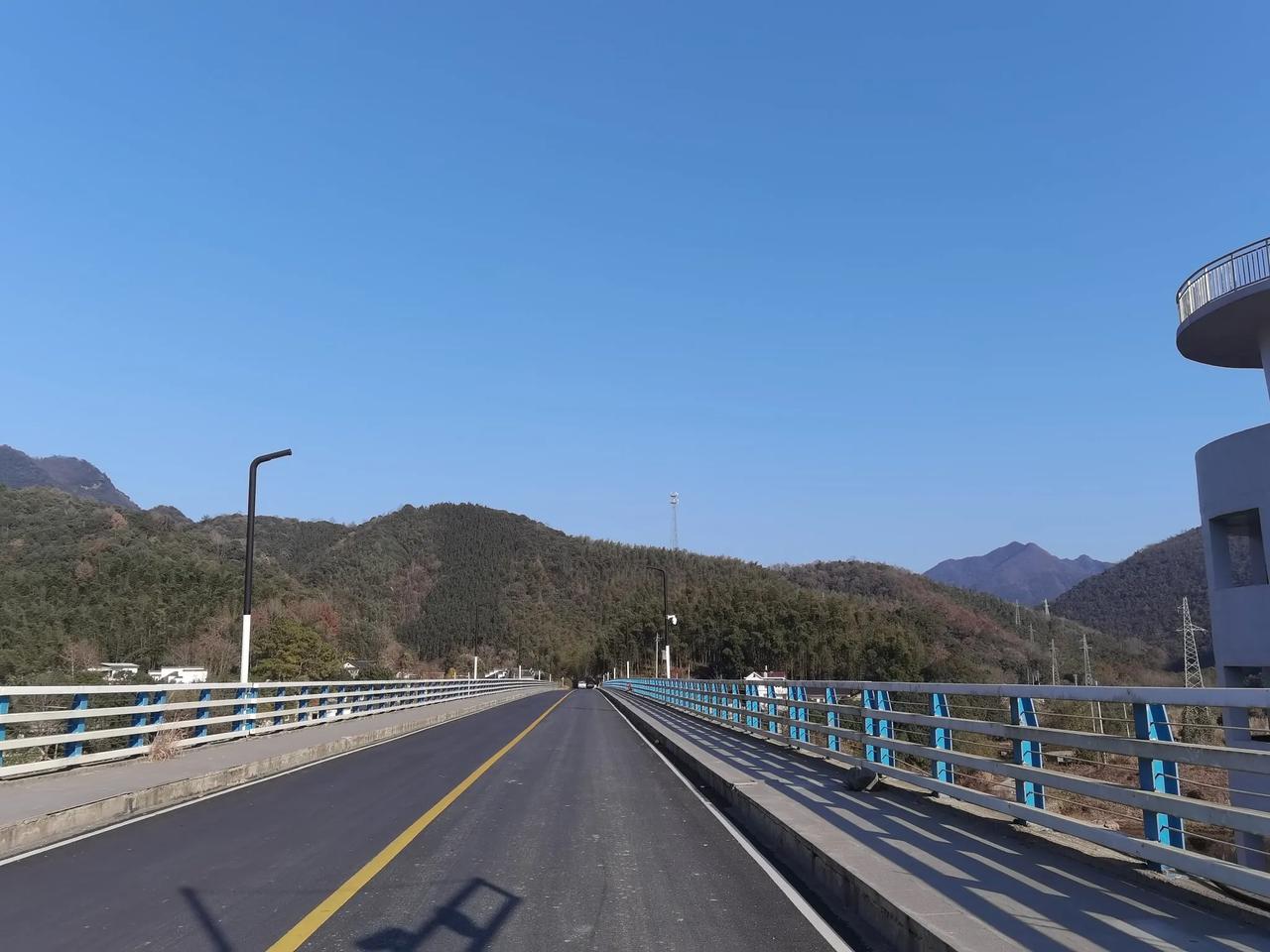 山里的路也修的这么美了！