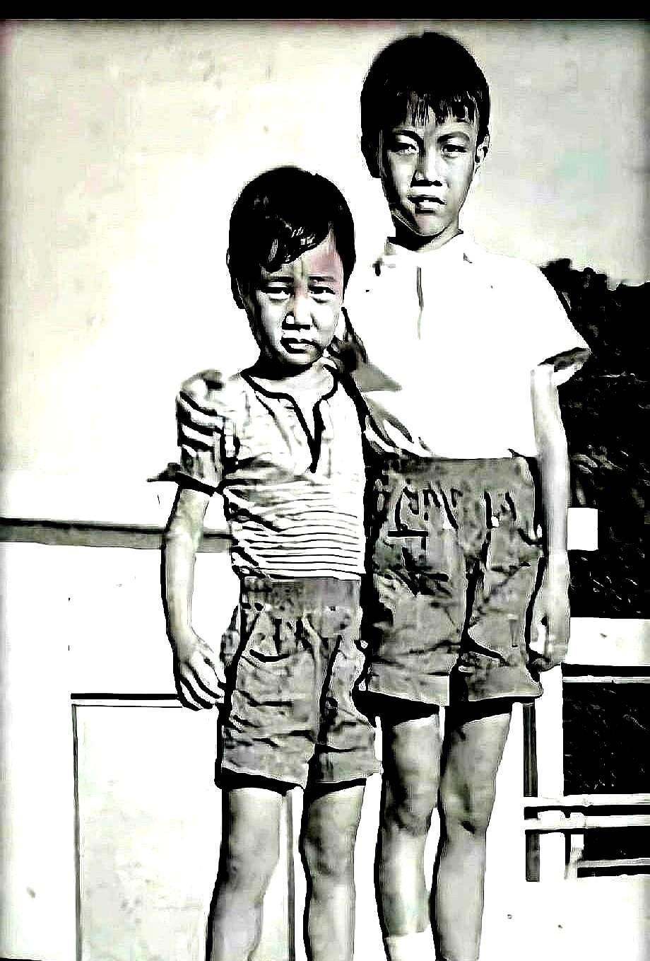 钱小豪62岁，钱嘉乐60岁，俩老头掏空退休金，拍了部僵尸片。没靠情怀，没找投资