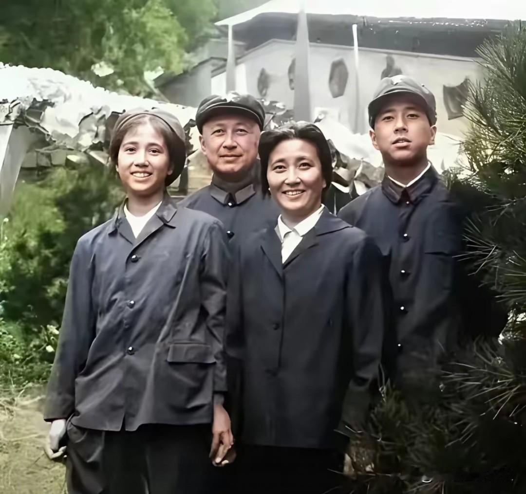 这是上世纪七十年代钱学森一家四口的珍贵合照。居中的钱学森神色温和，身旁站着夫人蒋