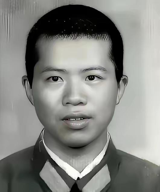 1984年，老山战场，21岁的战士刘家富不幸中枪，跌倒在坑，坑外有4名越军正向他
