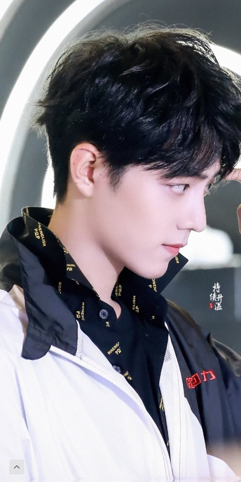 周末就是要被肖战的美貌叫醒，侧颜鲨睫毛精