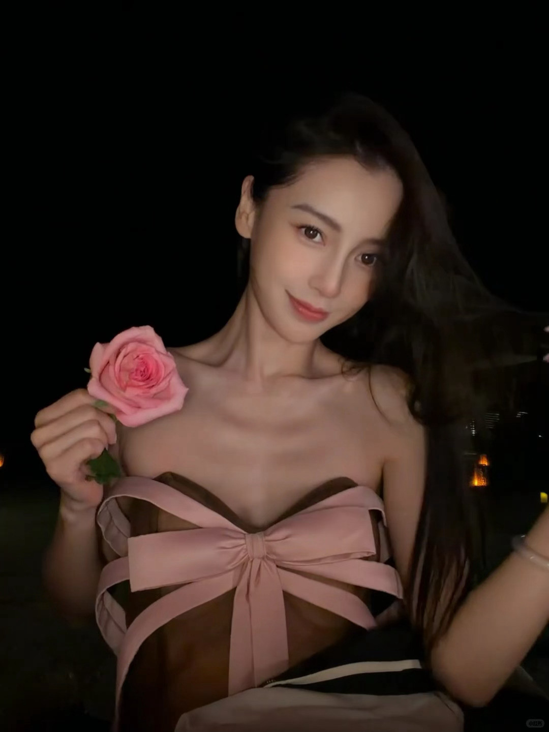 女神你随便吧…就连发丝飘动都恰到好处angelababy拿着朵花就出片了