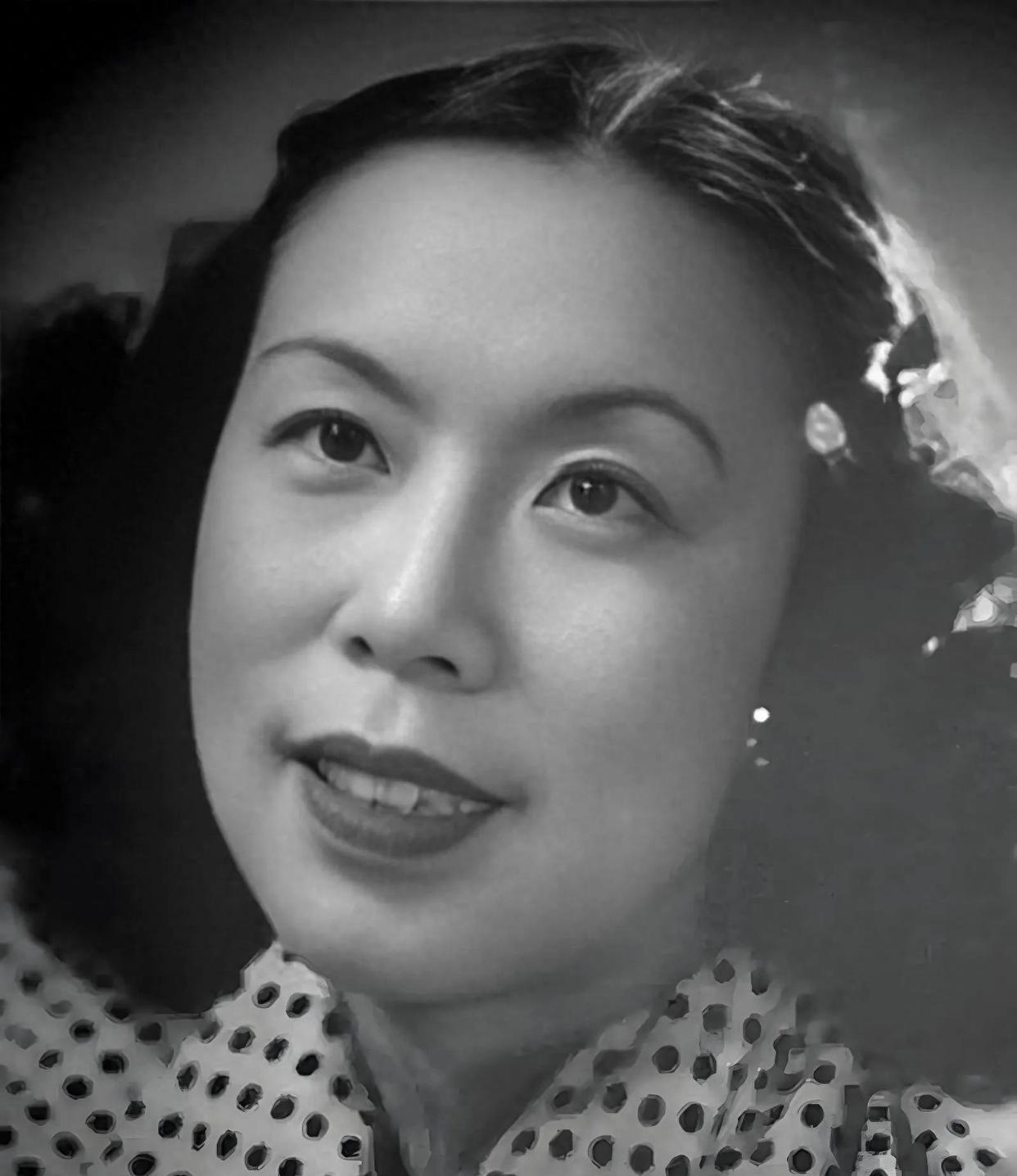 1934年，苏青刚与丈夫李钦后完婚，婚礼的喜庆尚未散去。然而，就在新婚的头几天，