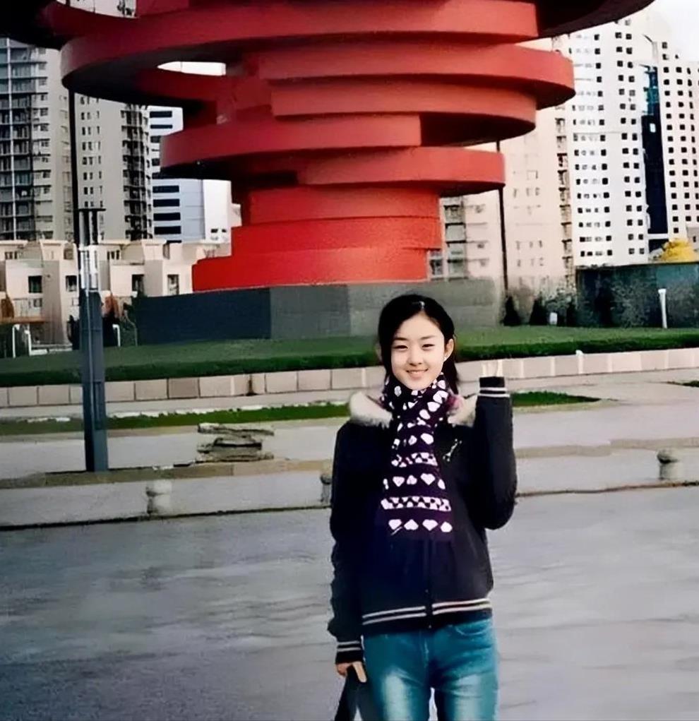 2002年15岁的赵丽颖，俏皮可爱