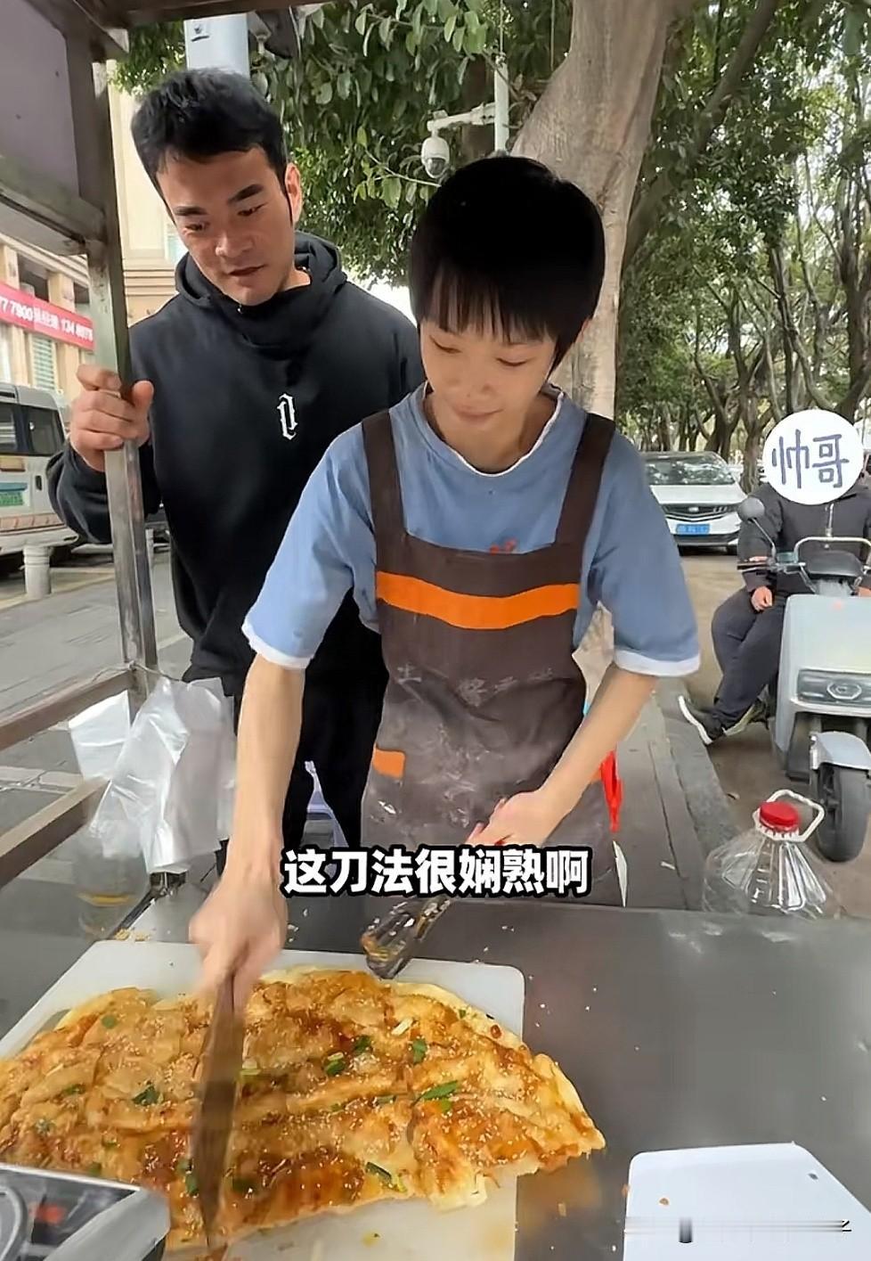 我有一种强烈的预感！继深圳烤鸡少年爆火后，又一个酱香饼少年要彻底出圈了，连李