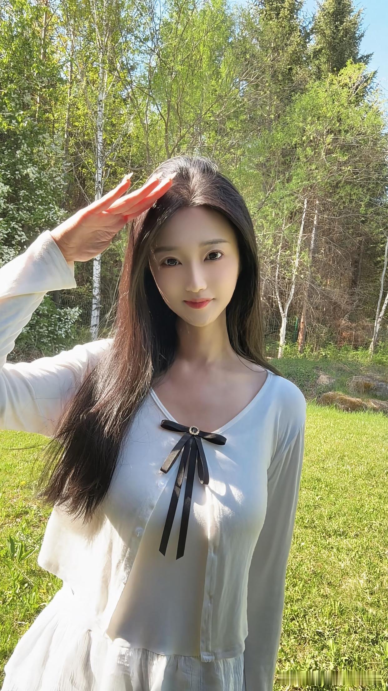 森林中的甜美少女，阳光洒满发梢，温柔微笑，清新自然。