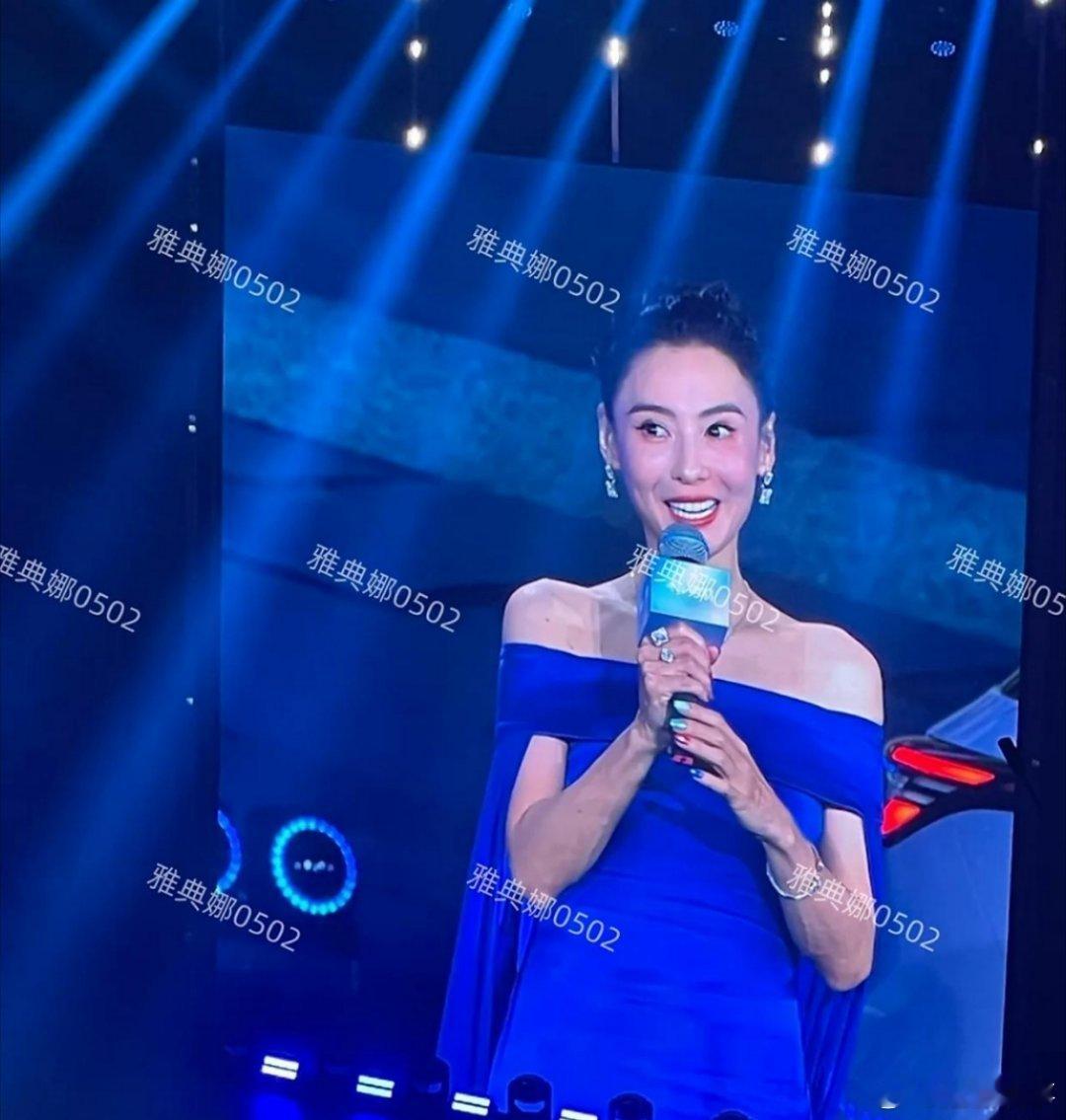 张柏芝和任贤齐一同出席活动，张柏芝又高又瘦，生图真的很抗打！宾任贤齐没怎么变，