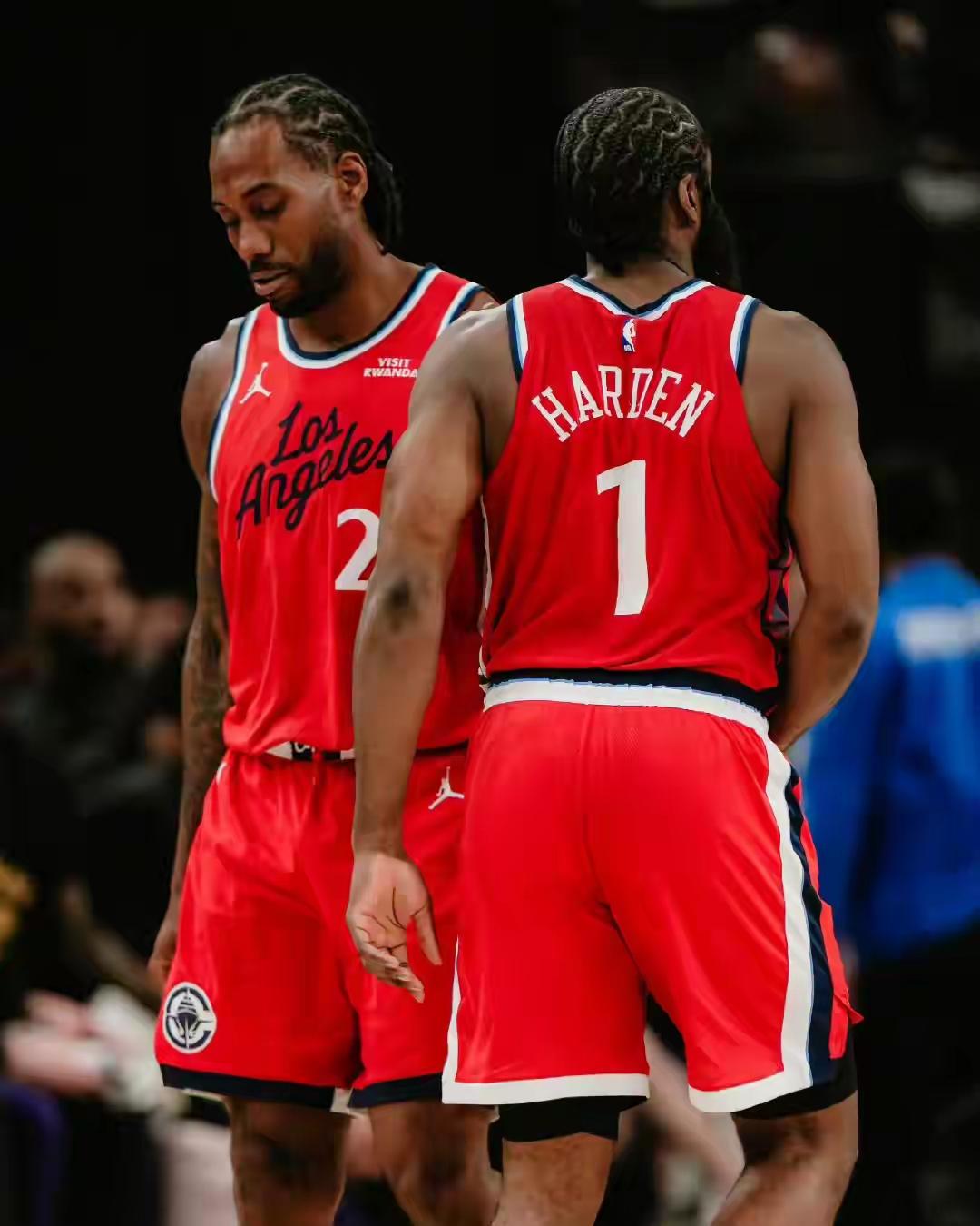 小卡：登弟，你这一走，快船连个副船长都没了。哈登：卡子哥，你保重身体。小卡：