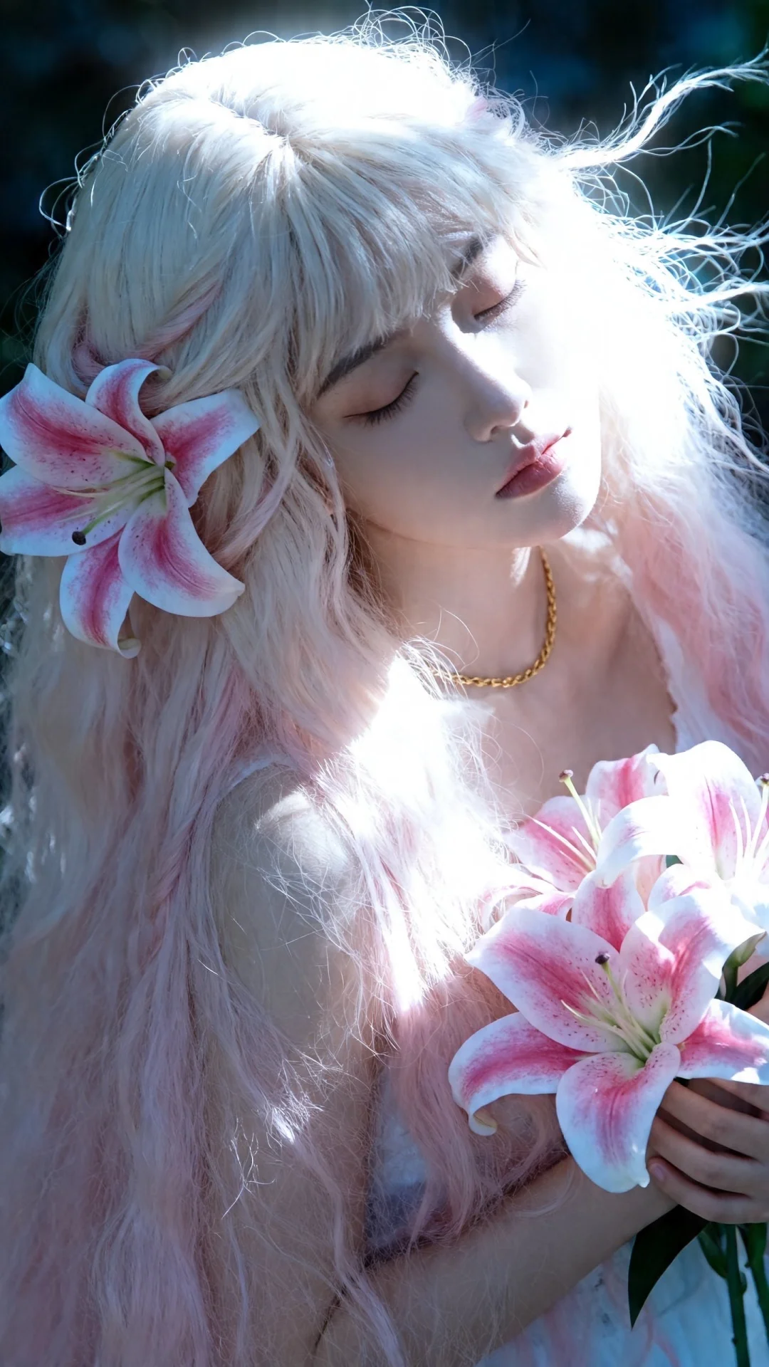 一位长发及腰可爱的女生。构图随意却尽显生活中的绚丽日常，人像摄影，日常...