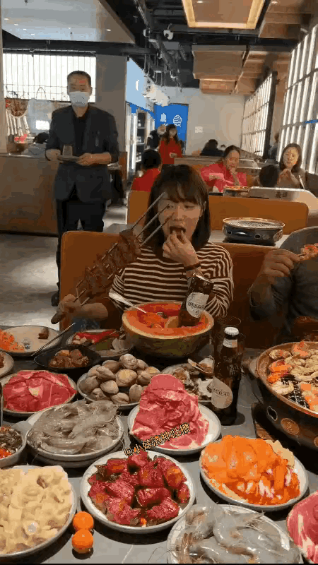 自助餐厅惊现情侣堆出满汉全席！俩人端了四盘大虾羊肉片外加水果涮菜，老板娘瞅着这