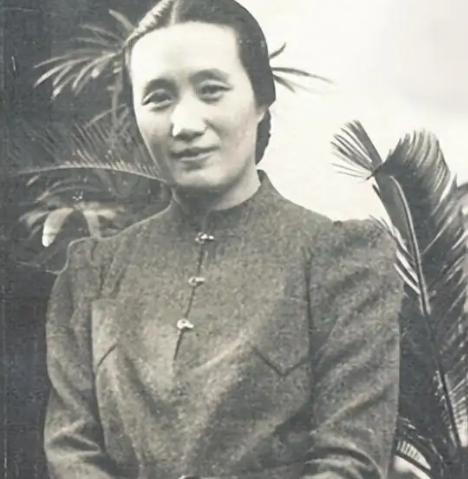 1925年，连生4女的董竹君，为圆丈夫儿子梦，冒死怀第5胎，丈夫却因她孕期爱吃辣