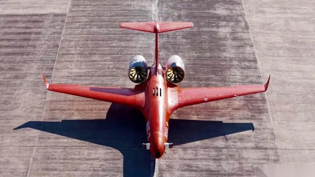 国产无人机以前只有两条路。要么是烧油的大家伙，续航顶满，但那发动机的声音，隔着