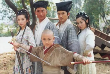 1999年，周杰接拍《少年包青天》，在开拍前，他给琼瑶打电话问她意见，琼瑶说：你