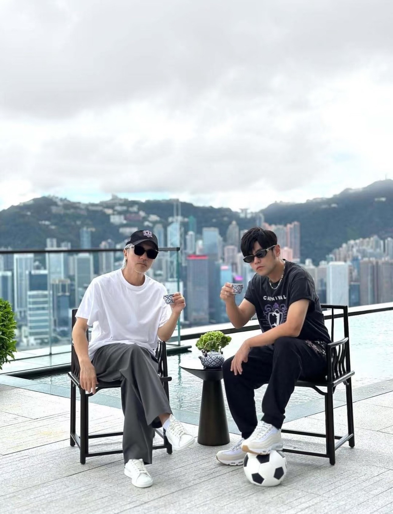 童年都给了这两位姓周的