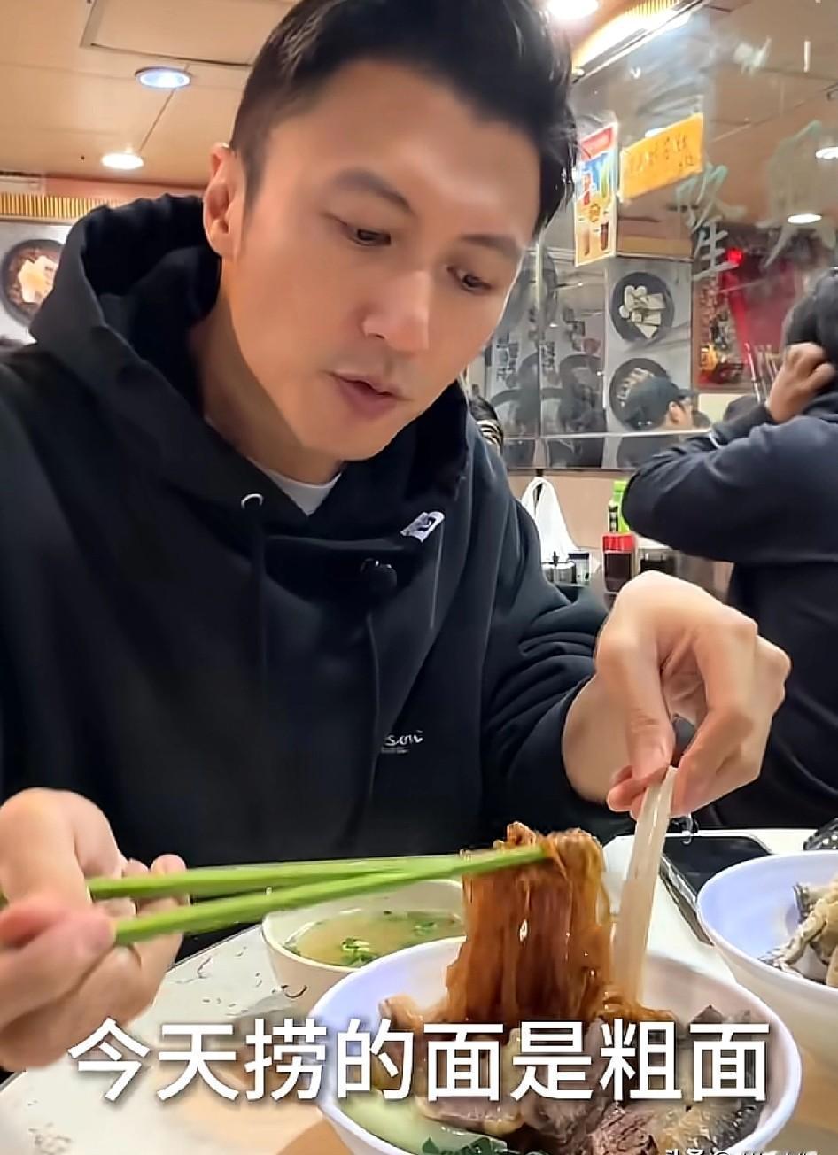 笑不活了！谢霆锋在香港街头吃大排档，竟然被当成了“空气”，全程无人围观，邻桌小