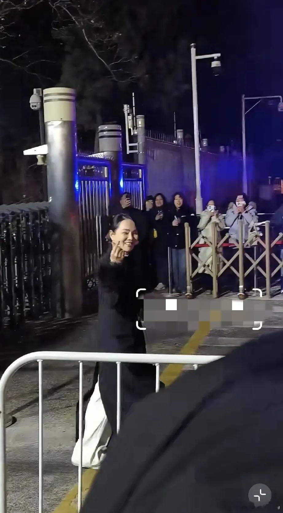 伊能静又被拍到素颜照了，个子挺矮的，脸也挺老的，一看就是快60岁的，并不显年轻！