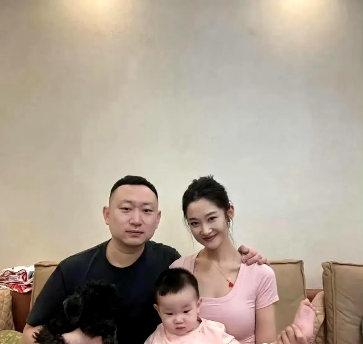 看着这个大哥幸福满满的，换了谁其实也没两样的。