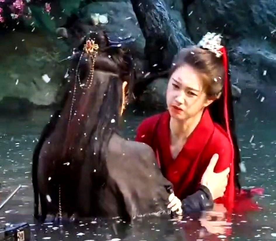 短剧圈炸锅了！1个善意竟然换来1条命，这剧组的安全意识真让人倒吸一口凉气！谁能