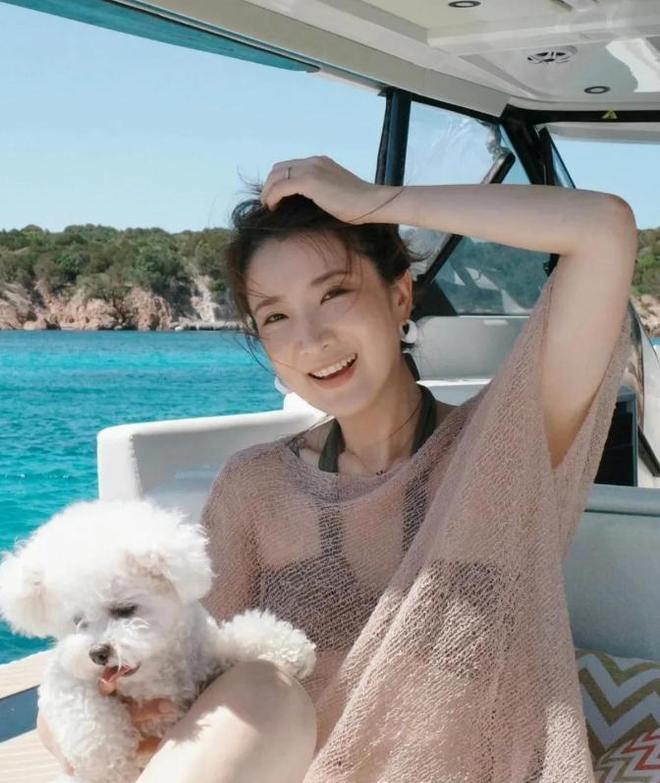 许婧在与陈赫离婚后，活出了自我。近期与帅气外籍老公的甜蜜出海照让人羡慕，40岁仍