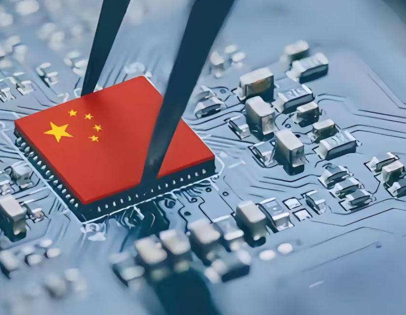 美国靠着尖端芯片死磕中国，结果中国不声不响地用