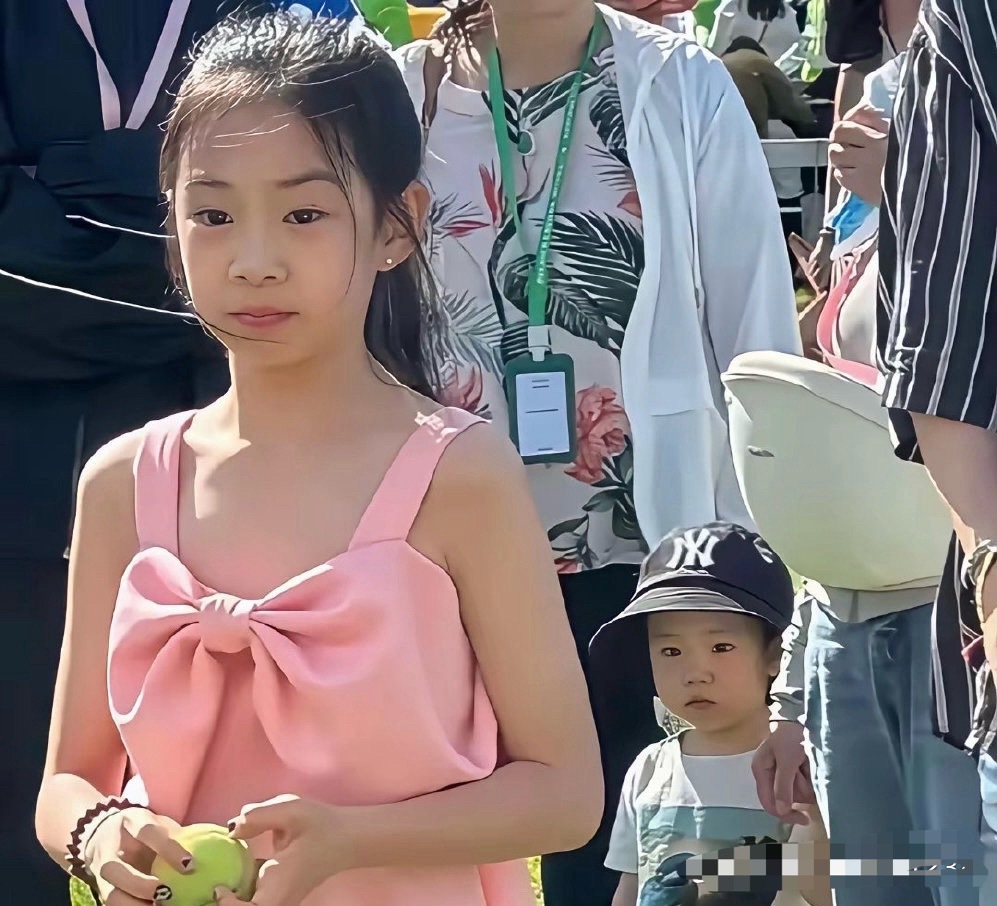 基因真的好神奇啊！明明小时候和妈妈一模一样，但长大了却越像爸爸了！