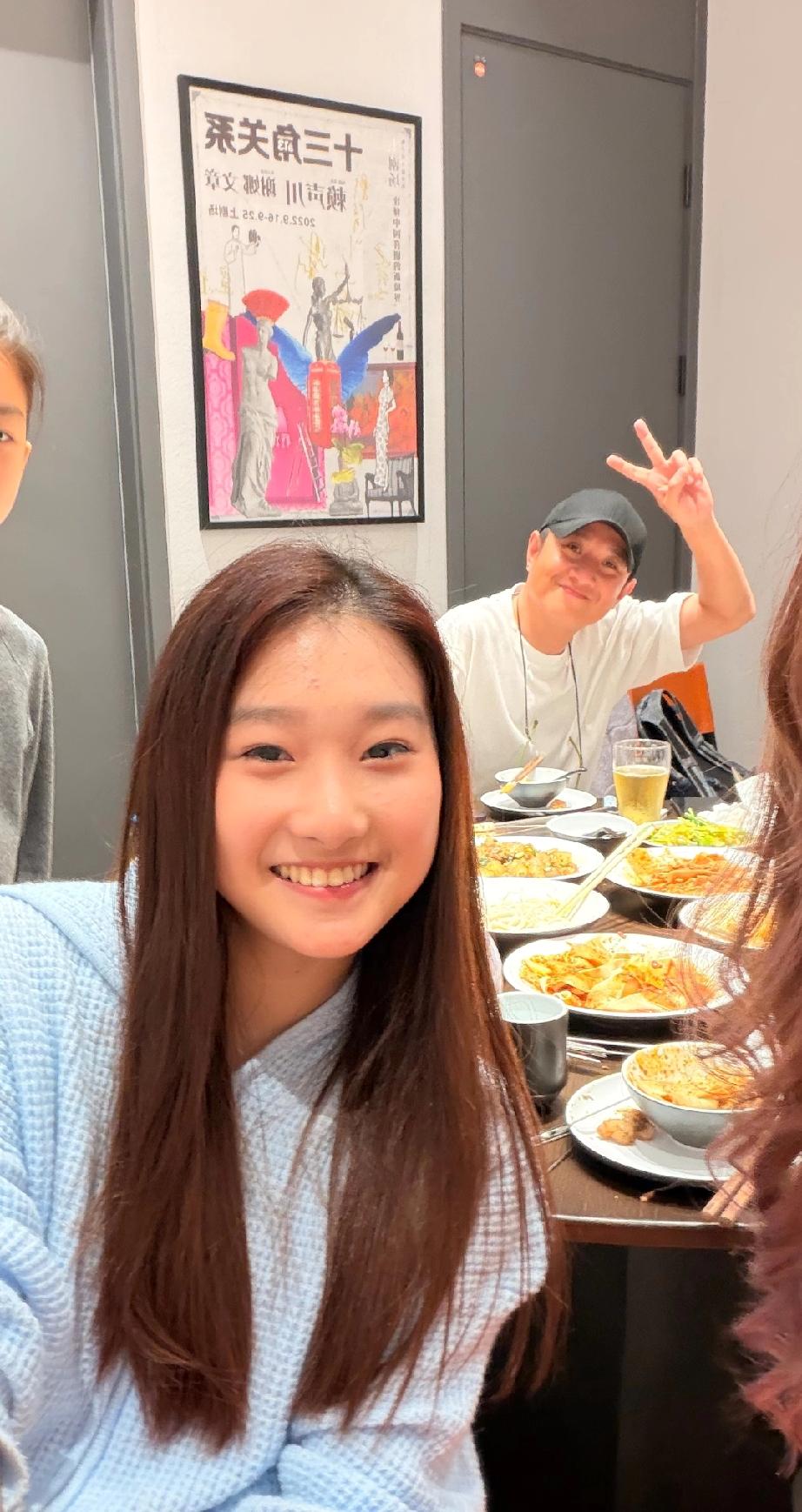 马伊琍女儿爱马又去爸爸文章的店里吃饭了，父女俩感情真好。文章前几日在上海新开