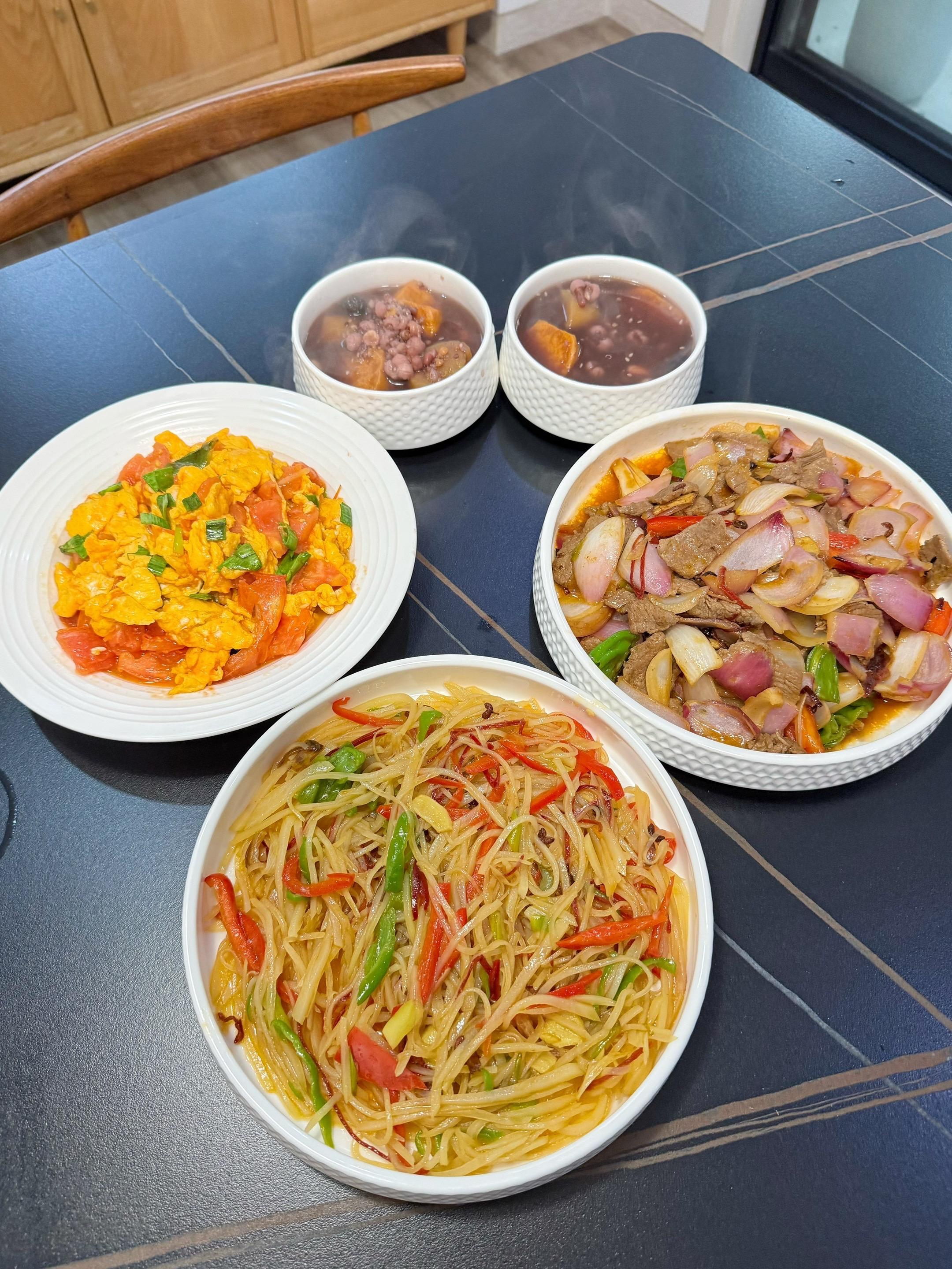 每天都是饭菜刚上桌，老公刚好到家吃。卡着饭点做饭， 已经成为了我的习惯。