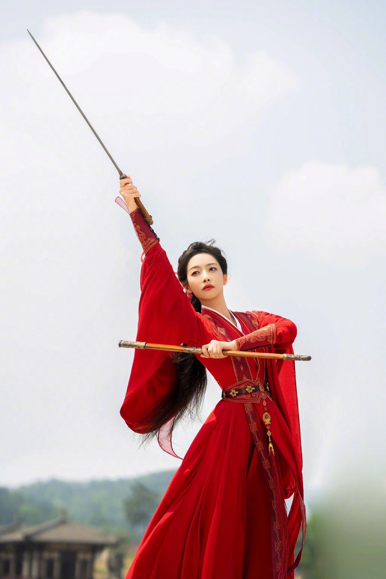 宋茜红衣舞剑直拍 一袭红衣尽风华！舞剑这段真的太养眼了，刚柔并济，发带飘逸，将东