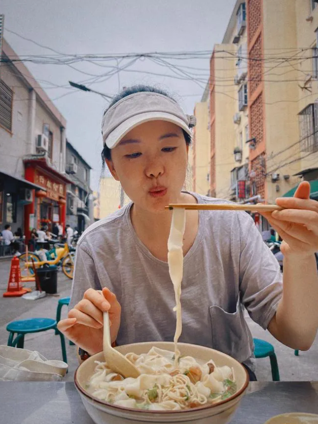 她是谁，仔细辨认才能认出来！她出生于内蒙古呼和浩特市，毕业于<em>对外经济贸易大学</em>，