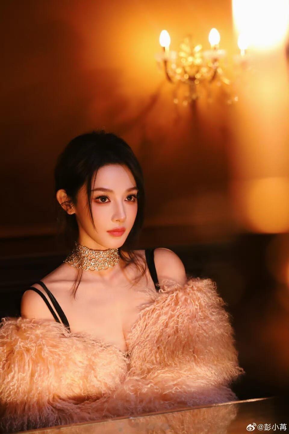 彭小苒踩10cm高跟鞋唱跳这姐是穿高跟鞋如履平地吧！10cm高跟完全不影响唱跳