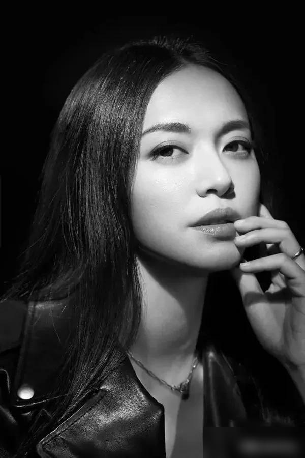 姚晨曹郁早离了，孩子都这么大了你敢信？别告诉我你还蒙在鼓里，官方都声明了。去年