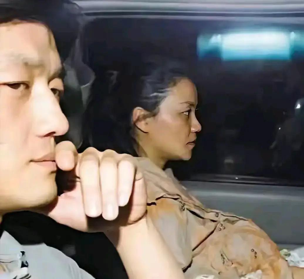 王菲李亚鹏给内娱上了一课！李嫣18岁成人礼，天后王菲和李亚鹏居然又同框了。这