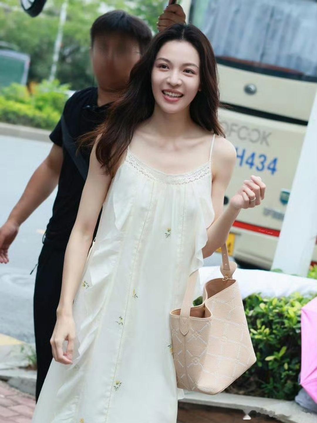 钟楚曦私服简约又巧思，刺绣蕾丝吊带裙上身，清爽时髦还格外显年轻