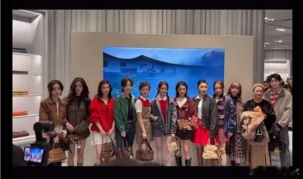 漂亮的孩子站中间